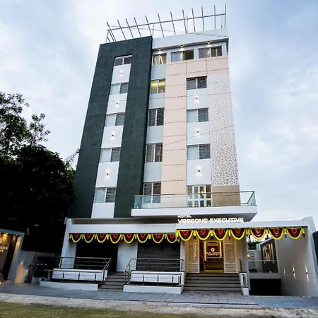 Hotel Veesons Executive Solapur Exteriör bild