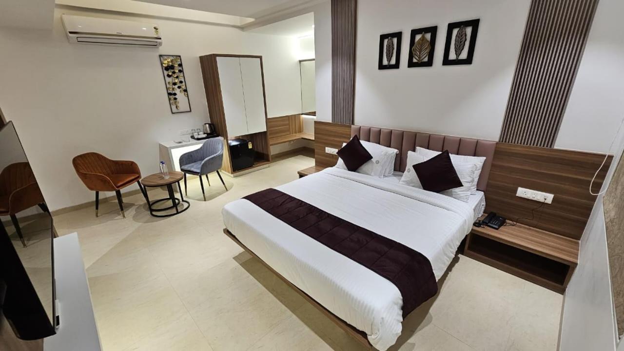 Hotel Veesons Executive Solapur Exteriör bild