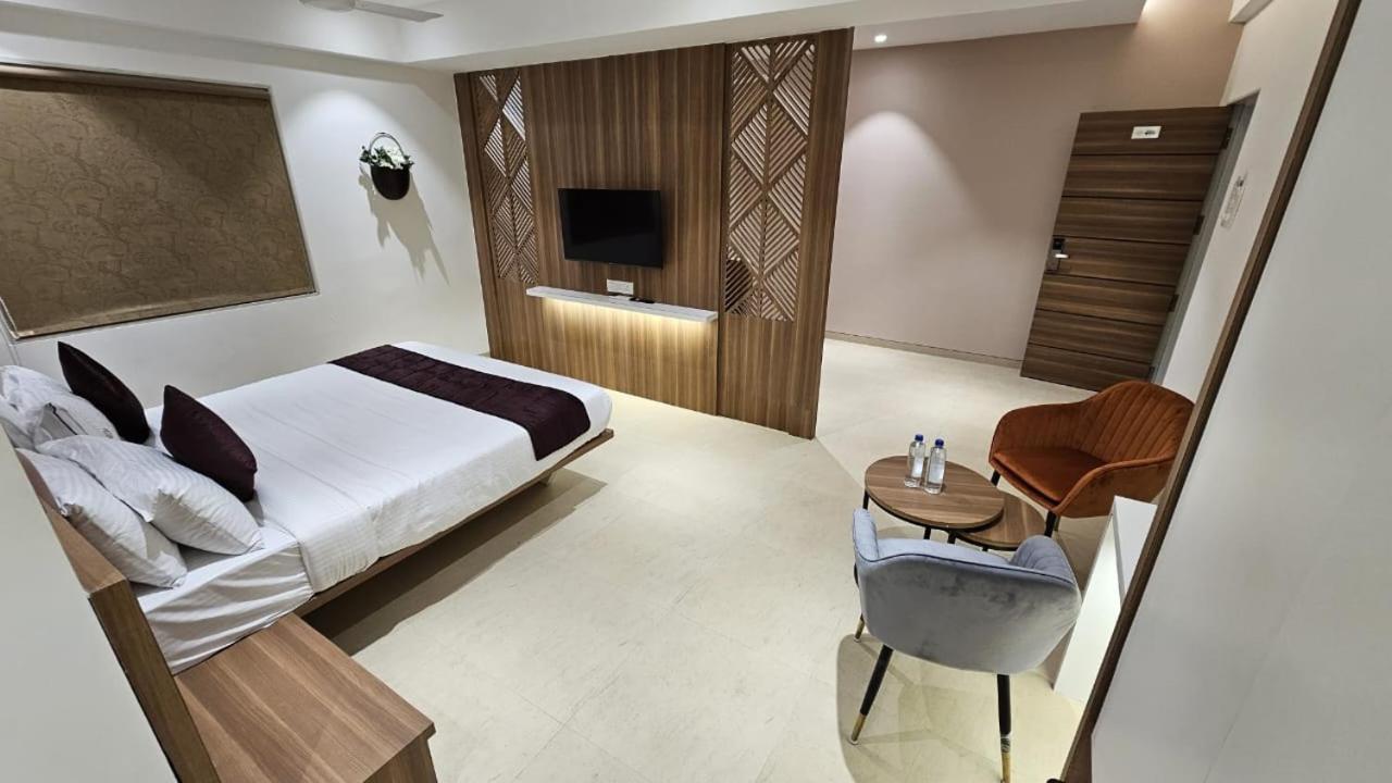 Hotel Veesons Executive Solapur Exteriör bild