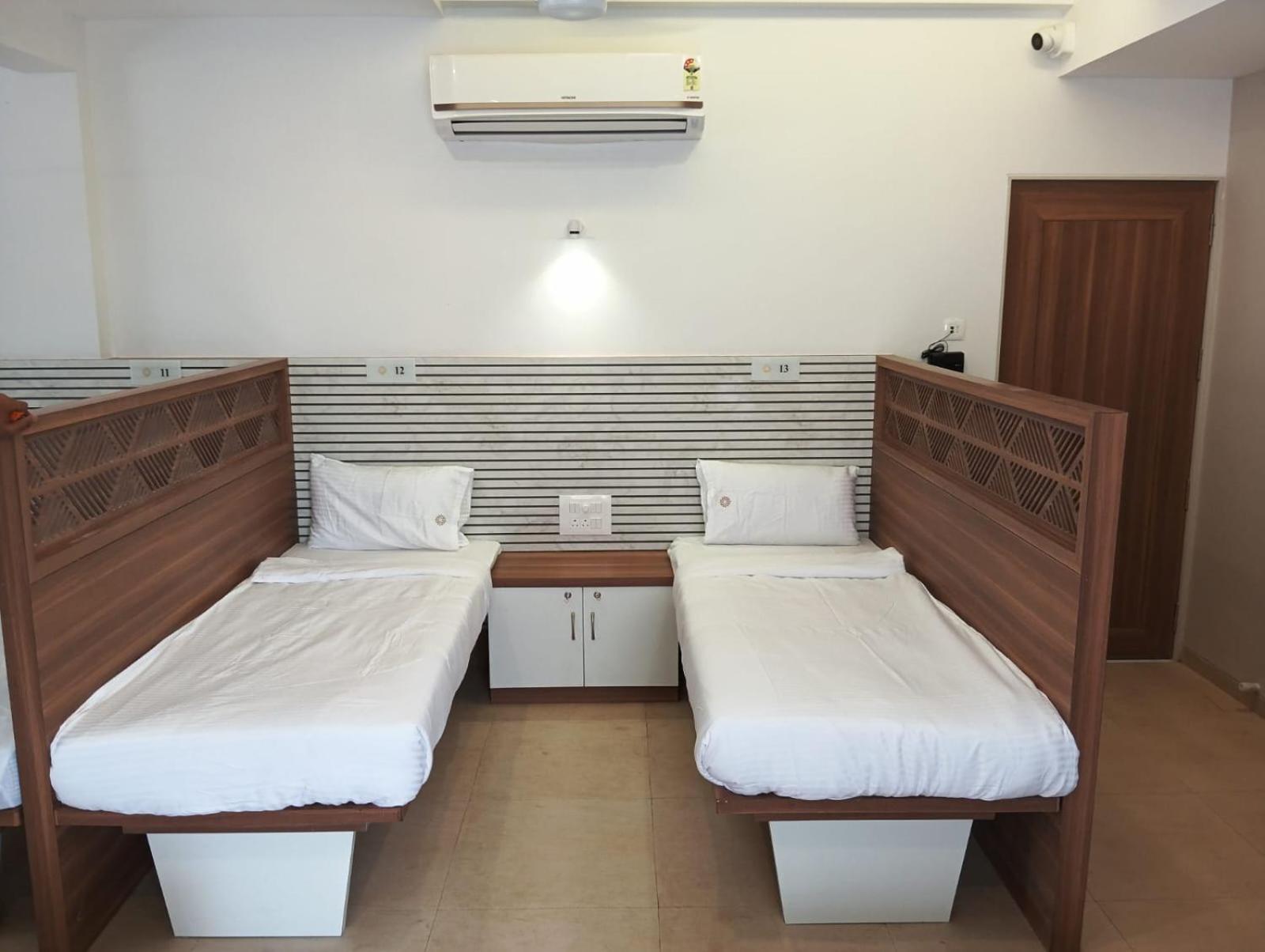 Hotel Veesons Executive Solapur Exteriör bild
