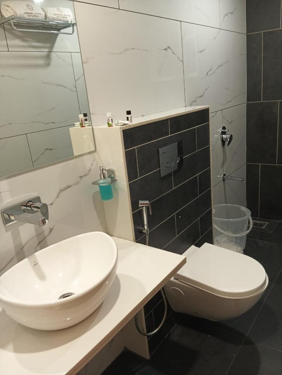 Hotel Veesons Executive Solapur Exteriör bild