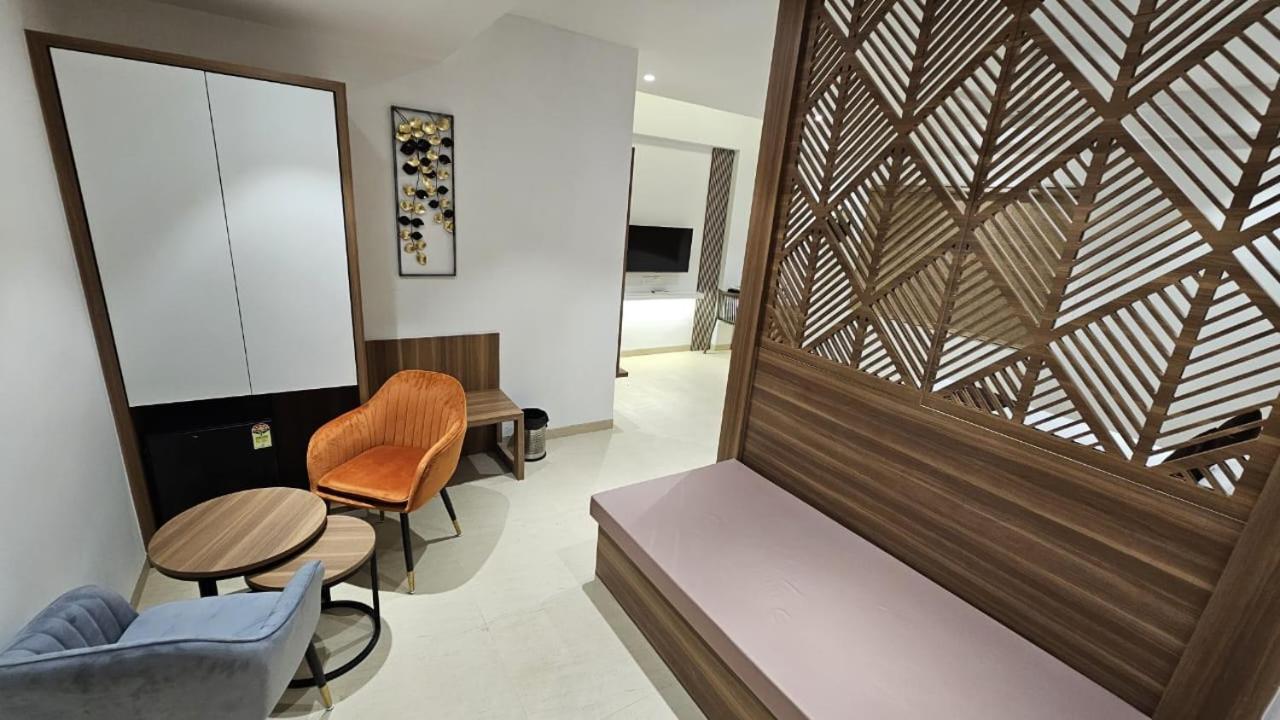 Hotel Veesons Executive Solapur Exteriör bild