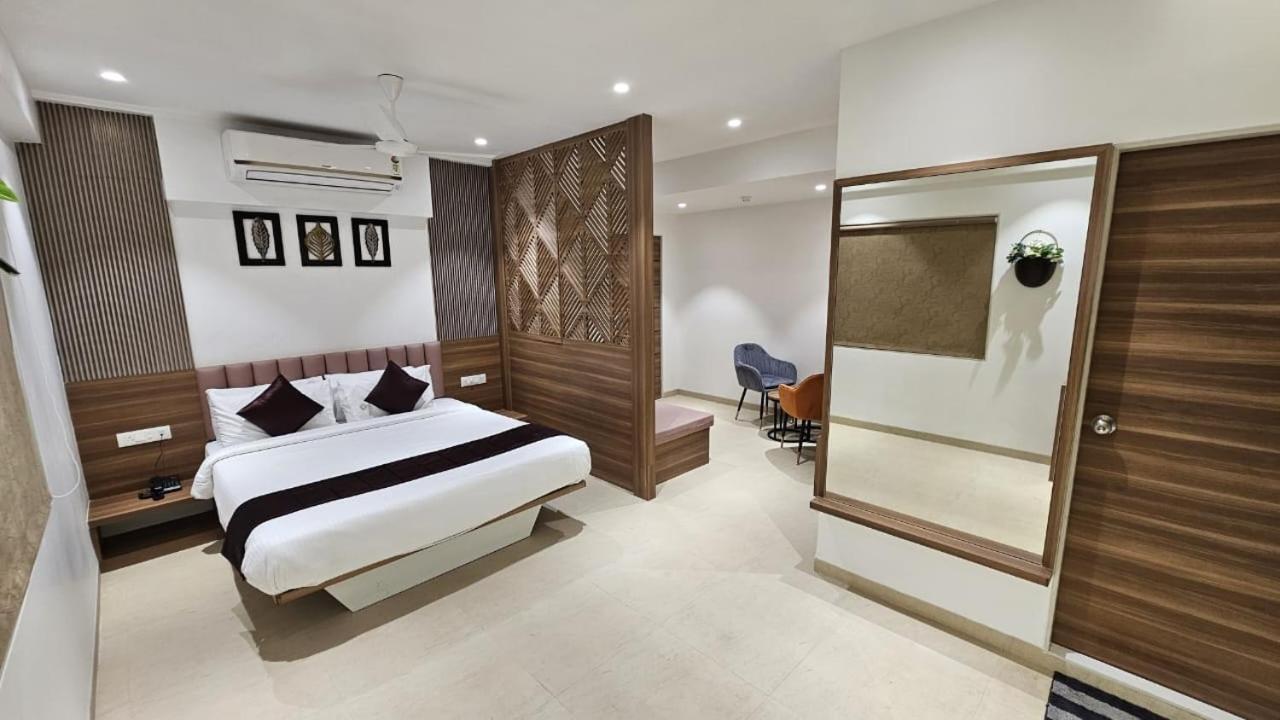 Hotel Veesons Executive Solapur Exteriör bild